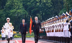 Thủ tướng Lê Minh Hưng chủ trì Lễ đón Thủ tướng Slovakia thăm chính thức Việt Nam