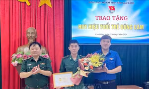 Tặng Huy hiệu 'Tuổi trẻ dũng cảm' cho chiến sĩ Biên phòng cứu người giữa dòng nước lũ