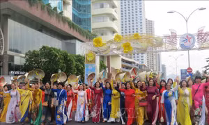 Trên 6.000 phụ nữ diễu hành tôn vinh áo dài tại thành phố Nha Trang