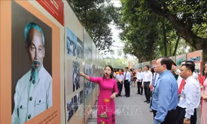 Khai mạc triển lãm về Chủ tịch Hồ Chí Minh tại Phủ Chủ tịch