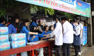 Tiếp sức mùa thi: Trông giữ đồ dùng cá nhân, phục vụ nước uống miễn phí cho thí sinh và phụ huynh
