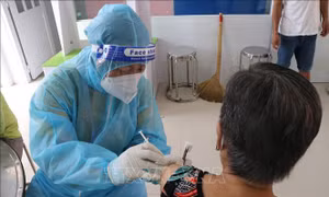 Bình Dương: Nhắn tin yêu cầu người dân tiêm đủ liều vaccine phòng biến thể phụ BA.5
