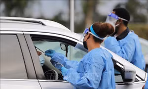 Giới chuyên gia cảnh báo Mỹ không chủ quan với nguy cơ làn sóng dịch COVID-19 mới