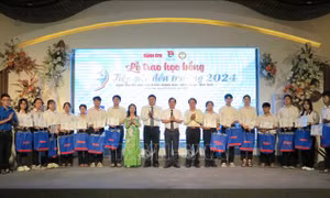 Tiếp sức cho tân sinh viên khó khăn vùng Nam Trung Bộ đến trường