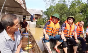 Bộ trưởng Trần Hồng Hà thăm hỏi người dân vùng lũ Hương Khê, Hà Tĩnh