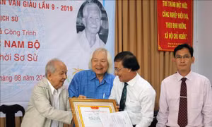 Trao Giải thưởng Khoa học Trần Văn Giàu lần thứ IX cho Công trình Khảo cổ học Nam Bộ