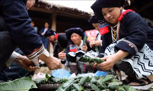 Lên bản Sưng xem người Dao gói bánh chưng đón Tết