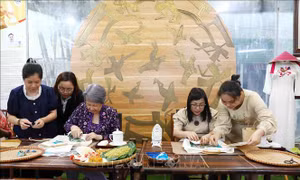 Hai phu nhân Thủ tướng Việt Nam, Singapore trải nghiệm làm tranh ghép vải tại Vụn Art