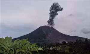 Núi lửa Sinabung tại Indonesia phun cột tro bụi cao 4.500 mét
