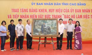 Tiếp nhận bức tranh 'Bác Hồ làm việc tại Pác Bó' của họa sĩ Trịnh Phòng