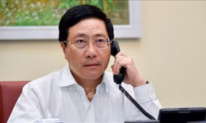Phó Thủ tướng, Bộ trưởng Ngoại giao Phạm Bình Minh điện đàm với cựu Thủ tướng Anh Tony Blair