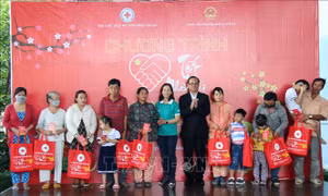 Chợ Nhân đạo chăm lo cho người nghèo đón Tết tại Bình Thuận