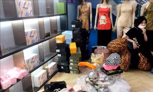 Nhiều sản phẩm nghi giả các nhãn hiệu nổi tiếng tại một cửa hàng thời trang