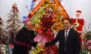 Giáng sinh 2022: Thăm, chúc mừng Tòa Tổng Giám mục Huế