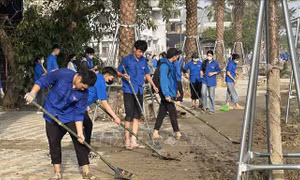 Huy động lực lượng chung tay tổng vệ sinh sau lũ lụt