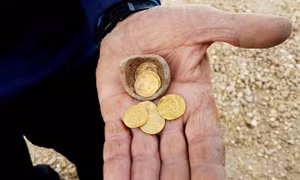 Phát hiện những đồng tiền vàng 1.200 năm tuổi trong bình đất sét đã vỡ