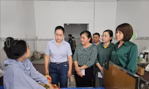 Thăm hỏi nạn nhân trong vụ cháy tại thành phố Thủ Đức