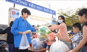 Độc đáo phiên chợ dùng rác thải nhựa thay tiền
