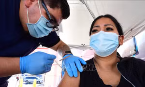 Mỹ cho phép tiêm mũi vaccine tăng cường đã được cải biến của Moderna và Pfizer/BioNTech