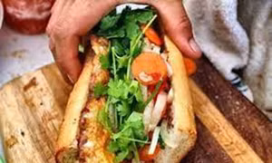 Hàng chục người nhập viện cấp cứu sau khi ăn bánh mì ở quán vỉa hè
