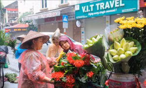 Người dân Hà Nội đội mưa đi mua sắm trong Tết Đoan Ngọ 