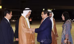 Thủ tướng tới Dubai, bắt đầu tham dự COP28 và các hoạt động song phương tại UAE