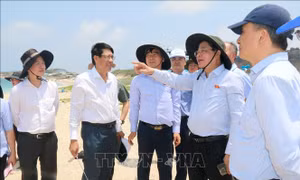 Đoàn công tác Quốc hội khảo sát khu vực bị xâm thực tại phía Bắc đảo Phú Quý