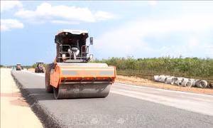 Đẩy nhanh GPMB cao tốc Bắc Nam qua tỉnh Quảng Bình. Ảnh: Nguyên Lý/TTXVN