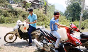 Người dân nhiều xã vùng biên ở Lai Châu đi hàng chục cây số để lấy nước sinh hoạt