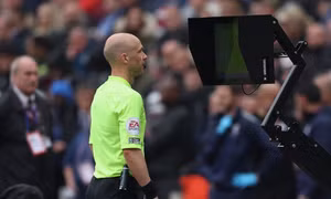 Premier League sẽ công khai cuộc trao đổi của các trọng tài VAR