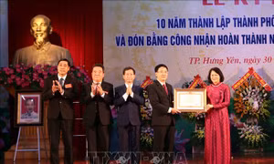 Lễ kỷ niệm 10 năm thành lập thành phố Hưng Yên