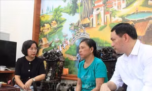 Thăm hỏi, hỗ trợ gia đình nạn nhân vụ cháy làm 4 người tử vong