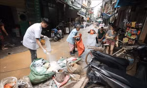 Hà Nội: Nỗ lực xử lý môi trường, phòng chống dịch bệnh sau lũ
