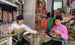 Người phụ nữ Mường gìn giữ nghề dệt vải thổ cẩm truyền thống