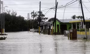 Sau khi ban bố tình trạng khẩn cấp, Tổng thống Mỹ tới Puerto Rico đánh giá hậu quả của bão Fiona