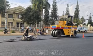 Va chạm giữa xe lu và xe máy ở Gia Lai khiến một cháu bé tử vong