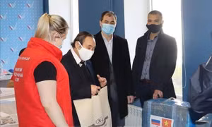 Người Việt ở thành phố Irkutsk tặng khẩu trang cho chiến dịch tình nguyện