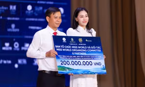 Miss World trao quà cho trẻ em tại Khánh Hòa