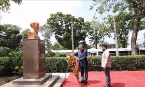 Tổng Bí thư, Chủ tịch nước Tô Lâm dâng hoa tại Tượng Chủ tịch Hồ Chí Minh ở Colombo