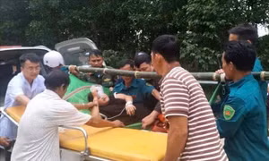 Băng rừng đưa sản phụ nguy kịch đi cấp cứu 