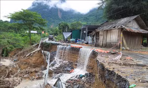 Nghệ An: Điểm sạt lở tại Km364, Quốc lộ 16 qua xã Bắc Lý tạm thông tuyến