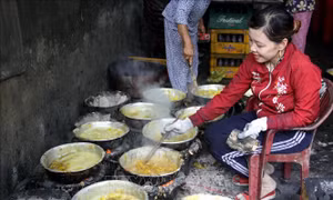 Không khí Tết rộn ràng ở làng mứt truyền thống 