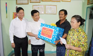 Phó Thủ tướng Nguyễn Chí Dũng thăm, tặng quà các gia đình liệt sĩ tại Ninh Thuận