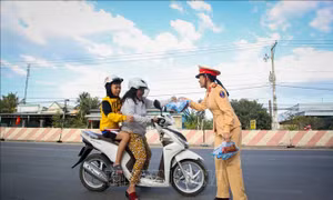 Cảnh sát Giao thông Tây Ninh 'đội nắng' phát nước uống cho người dân trong ngày Tết