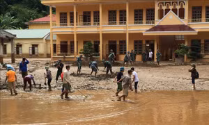 Nhiều trường học vừa đón lễ khai giảng năm học mới, vừa khắc phục hậu quả bão lũ 