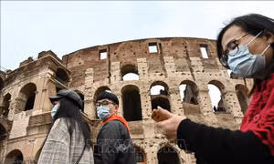 Italy đóng cửa các quán bar, trường học và công sở của một thị trấn