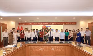 Trưởng Ban Tuyên giáo Trung ương chúc mừng TTXVN nhân ngày Báo chí Cách mạng