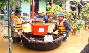 Hội Chữ thập đỏ Việt Nam trợ giúp người dân miền Trung sau thiên tai
