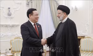 Chủ tịch Quốc hội Vương Đình Huệ hội kiến Tổng thống Iran