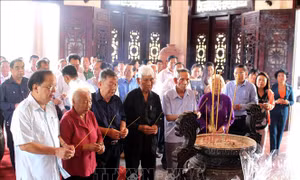 Dâng hương kỷ niệm 107 năm Ngày sinh Chủ tịch Hội đồng Bộ trưởng Phạm Hùng